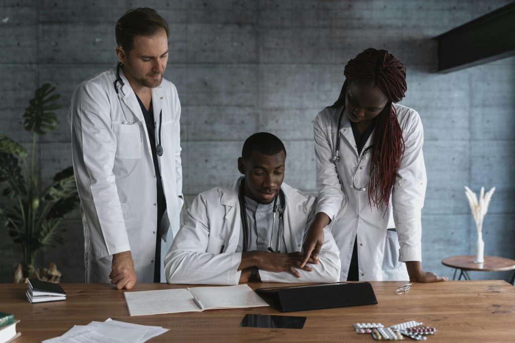 Ärzte besprechen sich in einer Klinik und arbeiten an Behandlungsplänen für Patienten.