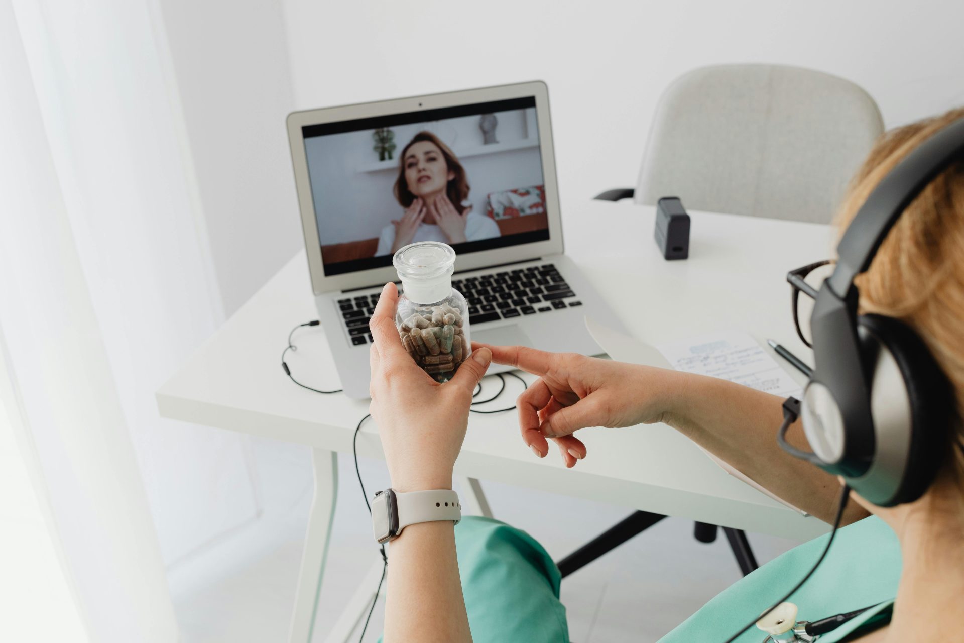 Ein Arzt berät einen Patienten online per Videoanruf im Rahmen einer telemedizinischen Behandlung.
